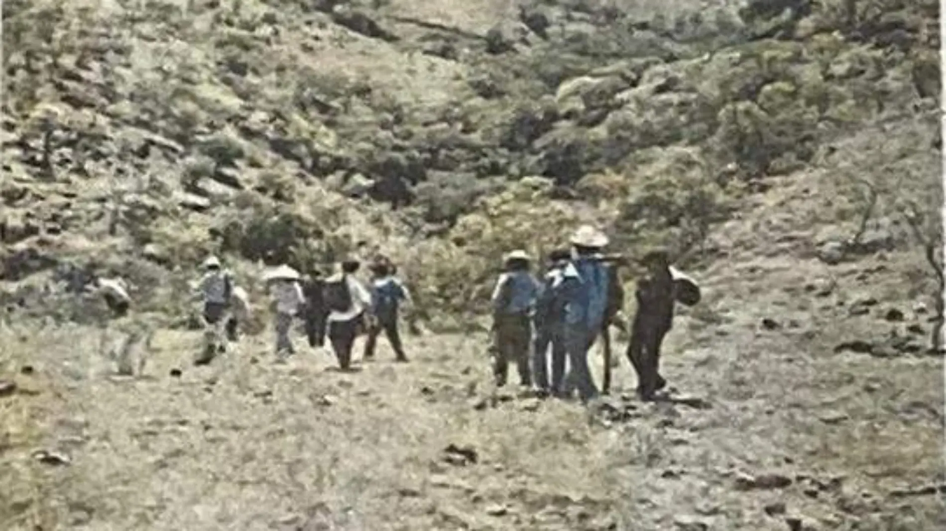 Los judiciales emprendieron el viaje de regreso nuevamente a pie por la sierra poblana para presentar a los campesinos ante la autoridad correspondiente